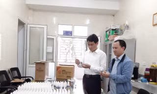 ĐH Vinh sản xuất dung dịch rửa tay, cấp phát miễn phí cho người dân
