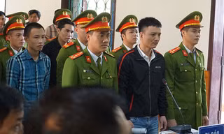 Hoãn phiên tòa xử 4 đối tượng vận chuyển ma túy ôm súng cố thủ trong xe