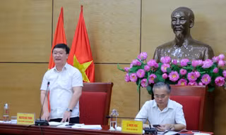 Chủ tịch UBND tỉnh Nghệ An phát biểu tại cuộc họp. Ảnh: Thu Huyền.