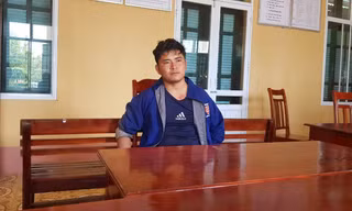 “Người vận chuyển” bị bắt giữ khi mang 1kg thuốc phiện qua biên giới