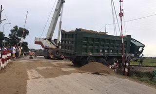 Tàu hỏa đâm văng xe ben khỏi đường ray khi cuộc 'giải cứu' bất thành