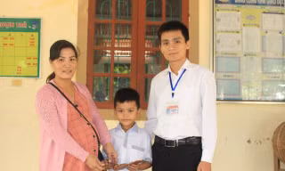Học sinh lớp 3 nhặt được tiền và vàng đem trả lại người đánh rơi