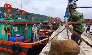 Người dân Cửa Lò gồng mình chống bão Sơn Tinh