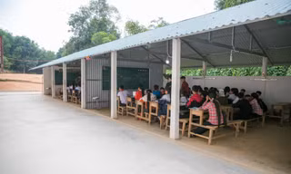 Tường nứt, ngói đổ, thầy trò bỏ lớp ra nhà giữ xe để học