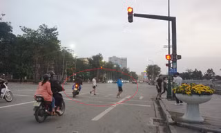 Biển báo 'Đèn đỏ được phép đi thẳng' lộ nhiều bất cập