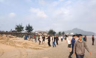 Rủ nhau xuống biển tắm, hai học sinh bị sóng cuốn mất tích