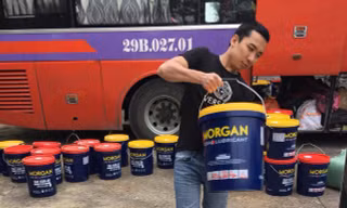 Hơn 2.000 lít dầu nhớt không nguồn gốc 'đi' xe khách trên quốc lộ