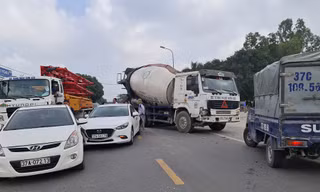 Tai nạn liên hoàn, hàng trăm phương tiện tắc nghẽn trên quốc lộ 46