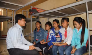 “Cuộc chiến” chống hủ tục của giáo viên miền biên ải