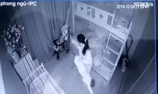 Kinh hoàng cảnh người giúp việc xách ngược chân, bạo hành dã man bé 1 tuổi
