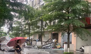 Cửa kính nhà liền kề bị 'thổi bay' ra đường sau tiếng nổ lớn