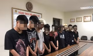 Nhóm học sinh kéo lê ‘phóng lợn’ trên đường để thị uy 