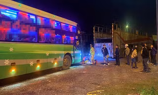 'Nhồi' thêm khách, chủ xe và tài xế bị phạt hơn 30 triệu đồng