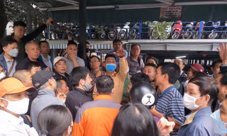 Cục CSGT tung quân xử lý 'cò' xếp chỗ tại các trung tâm đăng kiểm