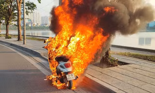 Xe máy bốc cháy ngùn ngụt trên đường ở Hà Nội