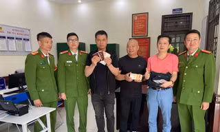 Hai du khách người Trung Quốc nhận lại số tài sản gần 500 triệu đồng đánh rơi