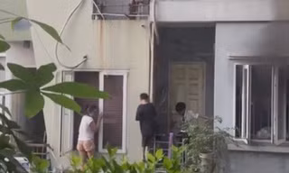 Cháy nhà, cả gia đình trèo ban công sang nhà hàng xóm thoát nạn