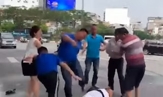 Bàn giao hai đối tượng hành hung phóng viên khi tác nghiệp