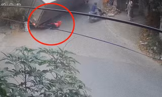 Ô tô tải trôi dốc, hai người đi xe máy thoát chết trong gang tấc
