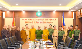 Tăng ni, phật tử tham gia bảo đảm trật tự an toàn giao thông