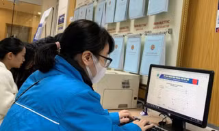Người dân làm thủ tục hành chính trực tuyến.