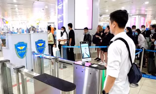 Hành khách chỉ mất 2 giây làm thủ tục lên máy bay bằng thiết bị xác thực VNeID