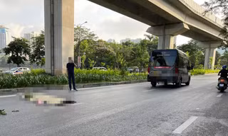 Xe limousine va chạm với người đi đường trên phố Hoàng Cầu, một phụ nữ tử vong