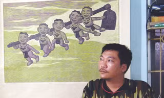Phạm Khắc Quang và tác phẩm “Ra đồng”. Ảnh: N.M.H