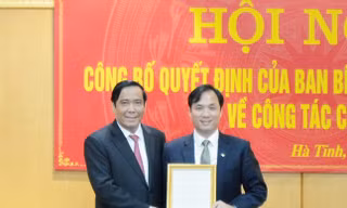 Đồng chí Nguyễn Thanh Bình trao quyết định cho đồng chí Hoàng Trung Dũng.