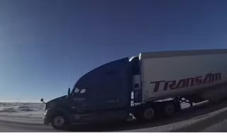 Camera ghi cảnh ô tô mất lái suýt đâm vào container trên cao tốc
