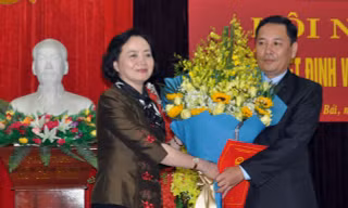 Bí thư Tỉnh ủy Yên Bái Phạm Thị Thanh Trà trao quyết định và chúc mừng đồng chí Trần Xuân Thủy.