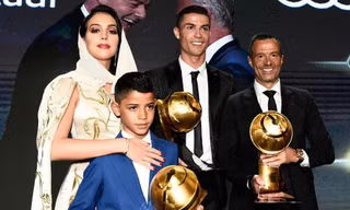Jorge Mendes (ngoài cùng bên phải) đại diện cho Cristiano Ronaldo.