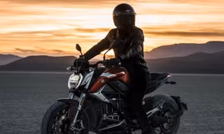 Mỹ ra mắt xe máy điện chạy 200 km/h, sạc 95% pin chỉ trong 1h