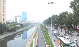 Con đường đi bộ dài nhất Hà Nội: Mới, đẹp nhưng... vẫn bốc mùi
