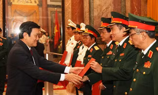 Phong quân hàm thượng tướng cho chín cán bộ
