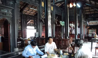 Trong ngôi nhà cổ (chủ nhà Nguyễn Thanh Vân ngồi giữa). Ảnh: S.N