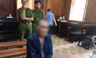 Cụ ông ‘nói chuyện' bằng dao, người tình kém 45 tuổi suýt mất mạng 