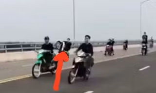 Nhóm 'quái xế' đầu trần, nẹt pô, bốc đầu xe trên cầu Cửa Hội