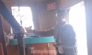 Clip tuyệt chiêu 'làm luật' trên sông: Chỉ tay lên trời, có người đến 'cúng'