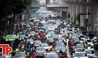 [VIDEO] Hà Nội 12 độ C, người dân chật vật đi làm trong mưa lạnh
