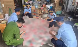 Nghệ An: Phát hiện hơn nửa tấn mì chính nghi giả thương hiệu lớn