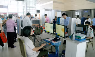 Hành khách đã mua vé máy bay nhưng không đi, huỷ vé dù không sử dụng dịch vụ sân bay nhưng không được các hãng trả lại khoản phí thu hộ này.