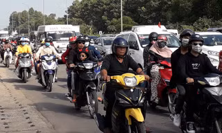 Du khách đổ xô về Vũng Tàu chơi Tết, quốc lộ kẹt cứng