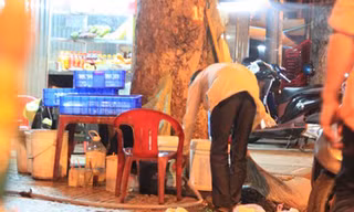 Tận thấy 'công nghệ' chế biến trà đá, trà chanh vỉa hè