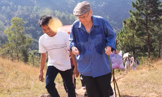 Kỳ nhân Tây dịch Văn bia trên am Ngọa Vân