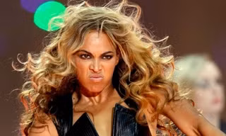 Beyonce đột ngột gày giơ xương
