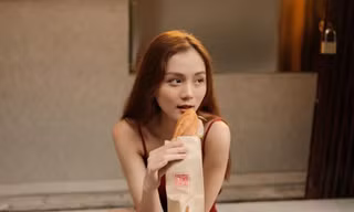 Người tô màu ký ức cho những chiếc bánh mì giữa lòng Hà Nội