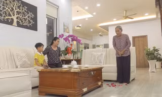 Bắt mẹ chồng ăn cơm chó, cô con dâu nhận cái kết “quả báo“