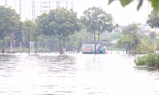 Đường và hồ 'hòa làm một', người dân run run bì bõm lội qua