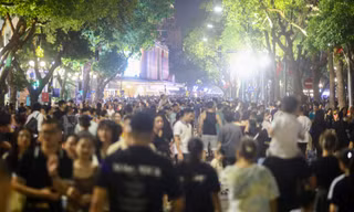 Chiều tối, người dân đổ xô lên phố đi bộ hồ Gươm 'hóng gió' trong ngày nghỉ lễ.
